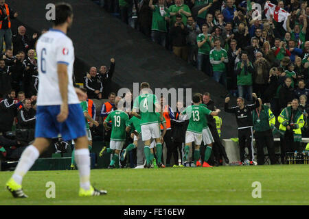 08 Oct 2015 - Euro 2016 Qualifications - Groupe F - Irlande du Nord 3 Grèce 1. Josh Magennis (droit -bottes orange) célèbre avec NI manager Michael O'Neill, après avoir marqué le deuxième but de l'Irlande du Nord contre la Grèce. Banque D'Images