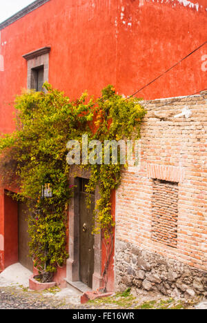 Adobe rouge maison avec des murs en brique à San Miguel de Allende, Mexique Banque D'Images