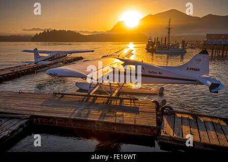 Tofino (Colombie-Britannique) : - à l'aube d'hydravion accosté à Tofino Harbour sur l'île de Vancouver, Canada Banque D'Images