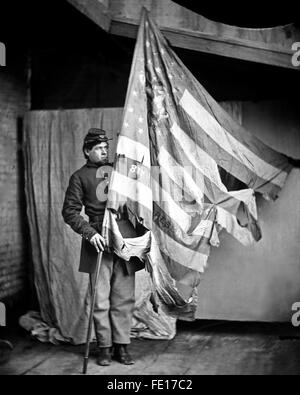 Lambeaux bataille Pavillon de la Pennsylvania Infantry tenu par un jeune soldat de la guerre civile de l'Union européenne. Banque D'Images