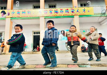 Les enfants chinois à l'école maternelle dans l'école de garçons de ferme rural village ville de Buyang près de Jinan city, dans la province de Shandong, Chine Banque D'Images