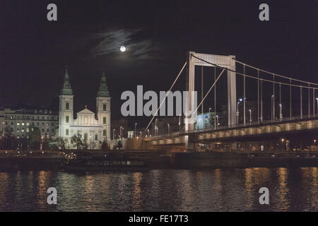 Elizabeth Bridge et la basilique Saint-Étienne, Danube Budapest Hongrie le soir sous la pleine lune et les nuages Banque D'Images