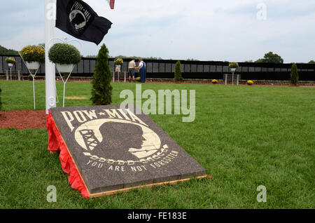 Hambourg, MI - Août 30 : POW-MIA marqueur avec la barrière mobile de voyage Vietnam War Memorial la pièce dans l'arrière-plan à Hambourg Banque D'Images