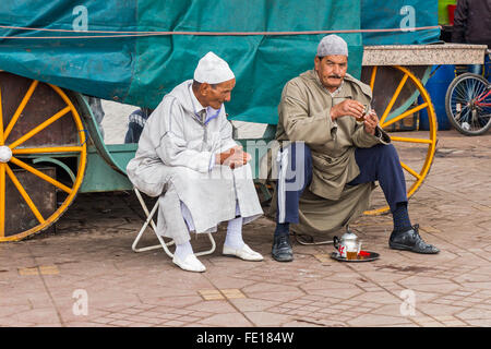 Place Djemaa el Fna à Marrakech, Maroc - deux cochers boire le thé Banque D'Images