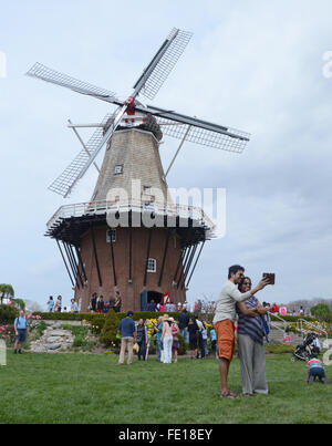 Hollande, MI - 3 mai : les touristes posent devant le moulin à Windmill Island Gardens en Hollande, MI Mai 3, 2015. Banque D'Images