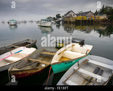 Bernard, le Maine : des canots et des bateaux de pêche du homard sur un ciel couvert matin calme Banque D'Images