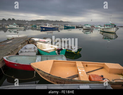 Bernard, le Maine : des canots et des bateaux de pêche du homard sur un ciel couvert matin calme Banque D'Images