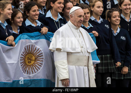 Cité du Vatican, Vatican. 06Th Feb 2016. Pape Francis pose pour une photo avec les élèves de l'Argentine au cours de son audience générale hebdomadaire sur la Place Saint Pierre dans la Cité du Vatican, Vatican. Le pape François le mercredi a accueilli les membres de l'American Circus, qui a réalisé au cours de son audience générale hebdomadaire, leur dire qu'ils démontrent l'importance de travailler fort. Credit : Giuseppe Ciccia/Pacific Press/Alamy Live News Banque D'Images