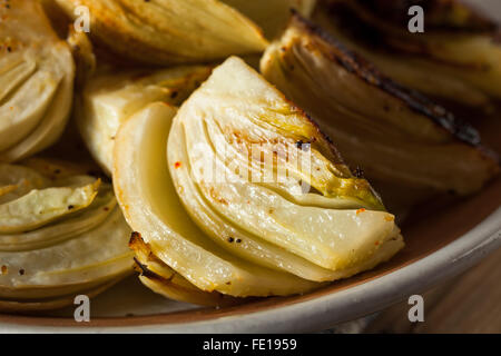 Fenouil bio ampoules au four avec sel et poivre Banque D'Images