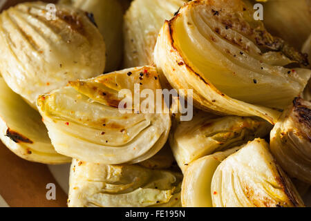 Fenouil bio ampoules au four avec sel et poivre Banque D'Images