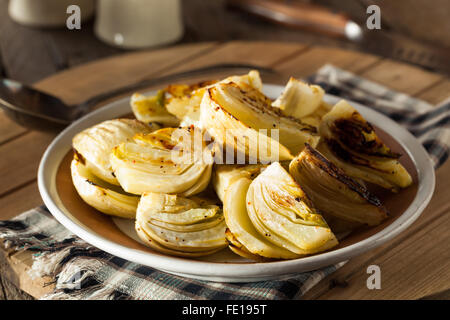 Fenouil bio ampoules au four avec sel et poivre Banque D'Images