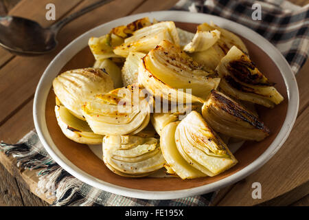 Fenouil bio ampoules au four avec sel et poivre Banque D'Images