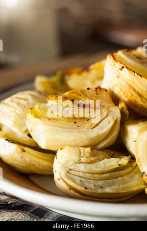 Fenouil bio ampoules au four avec sel et poivre Banque D'Images