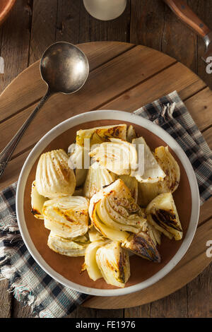 Fenouil bio ampoules au four avec sel et poivre Banque D'Images