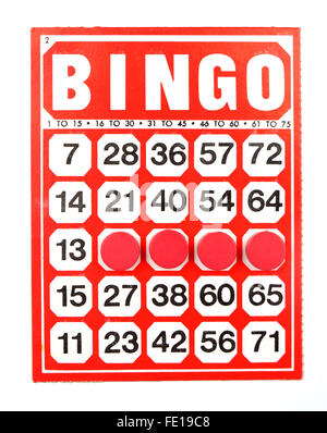 Carte de bingo rouge avec jetons gagnants Banque D'Images