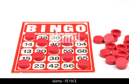 Carte de bingo rouge avec jetons gagnants Banque D'Images