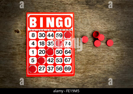 Carte de bingo rouge avec jetons gagnants Banque D'Images