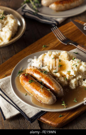 Les saucisses faites maison et les écraser avec des herbes et de la Sauce Banque D'Images