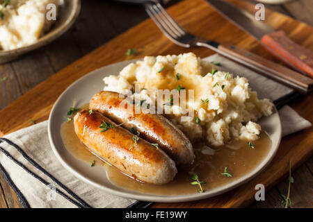 Les saucisses faites maison et les écraser avec des herbes et de la Sauce Banque D'Images