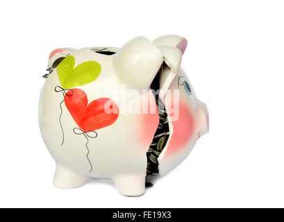 Pink piggy bank rompu avec l'argent isolé sur fond blanc Banque D'Images