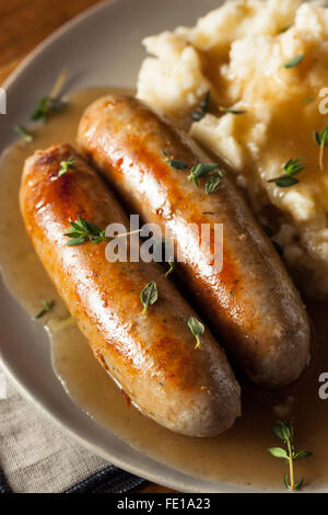 Les saucisses faites maison et les écraser avec des herbes et de la Sauce Banque D'Images