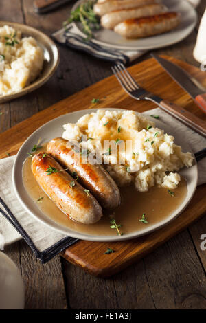 Les saucisses faites maison et les écraser avec des herbes et de la Sauce Banque D'Images