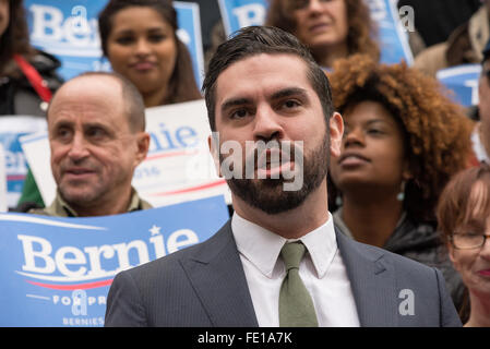 New York, États-Unis. 06Th Feb 2016. Conseiller municipal de Brooklyn Rafael Espinal parle lors de la conférence de presse. Bernie Sanders partisans ont tenu une conférence de presse sur les marches de l'Hôtel de Ville à Manhattan pour annoncer la collection de plus de 85 000 signatures, bien au-delà de l'exigence minimale pour Sanders pour être inclus sur le bulletin de la ville de New York. © Albin Lohr-Jones/Pacific Press/Alamy Live News Banque D'Images