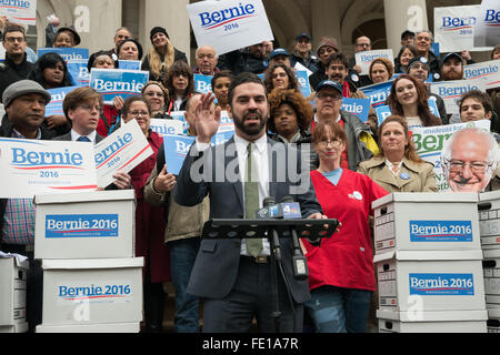 New York, États-Unis. 06Th Feb 2016. Conseiller municipal de Brooklyn Rafael Espinal (centre) prend la parole lors de la conférence de presse. Bernie Sanders partisans ont tenu une conférence de presse sur les marches de l'Hôtel de Ville à Manhattan pour annoncer la collection de plus de 85 000 signatures, bien au-delà de l'exigence minimale pour Sanders pour être inclus sur le bulletin de la ville de New York. © Albin Lohr-Jones/Pacific Press/Alamy Live News Banque D'Images