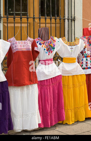 Les robes de femmes traditionnelles pour la vente au marché de la rue, la Ville d'Oaxaca, Oaxaca, Mexique Banque D'Images