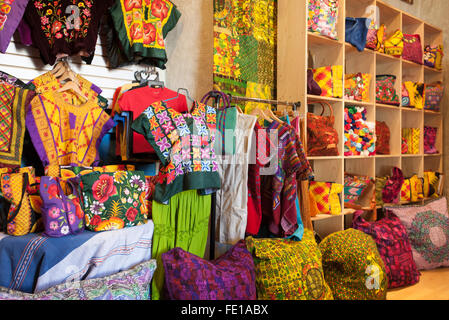 Couleurs locales, les textiles, vêtements traditionnels et de l'artisanat à vendre en boutique, la Ville d'Oaxaca, Oaxaca, Mexique Banque D'Images