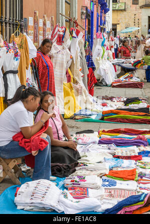Les femmes locales de vêtements traditionnels de vente au marché de plein air, la Ville d'Oaxaca, Oaxaca, Mexique Banque D'Images