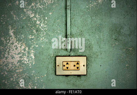 Prise électrique dans un mur intérieur dans une vieille maison Banque D'Images