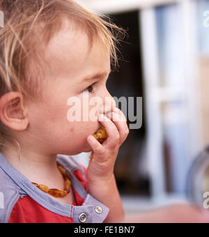 Relations sérieuses in mignon petit bébé garçon enfant mange à table Banque D'Images