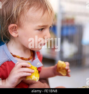 Relations sérieuses in mignon petit bébé garçon enfant mange à table Banque D'Images