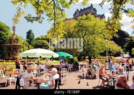 Le Château d'Édimbourg s'élève derrière le café et la fontaine dans les jardins de Princes Street, Édimbourg, Écosse, Royaume-Uni. L'été Banque D'Images