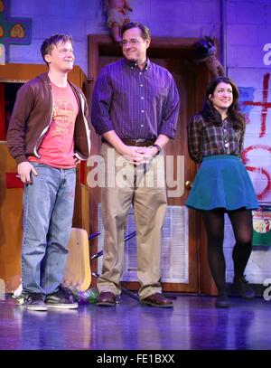 Soirée de clôture de la pièce de Broadway part à Dieu au kiosque théâtre - Curtain Call. Avec : Steven Boyer, Bob Saget, Sarah Stiles Où : New York, New York, United States Quand : 03 Jan 2016 Banque D'Images