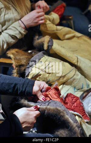 Minneapolis, Minnesota, USA. 06Th Feb 2016. Déposer les garnitures, les bénévoles et les boutons de l'ancienne, a fait don des manteaux de fourrure dans le cadre de la programme manteaux câlins à Minneapolis, Minnesota, le 3 février 2016. Ces fourrures sont ensuite donnés à des centres de réadaptation de la faune pour une utilisation avec les animaux blessés et abandonnés. Crédit : Gina Kelly/Alamy Live News Banque D'Images