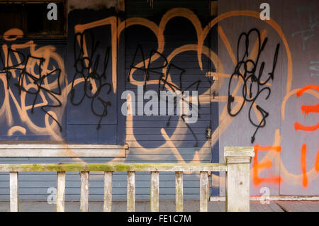 Graffiti urbain chaotique à l'avant d'une maison abandonnée à Vancouver, Canada Banque D'Images