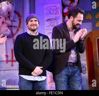 Soirée de clôture de la pièce de Broadway part à Dieu au kiosque théâtre - Curtain Call. Avec : Robert Askins, Moritz von Stuelpnagel Où : New York, New York, United States Quand : 03 Jan 2016 Banque D'Images