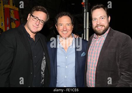 Soirée de clôture de la pièce de Broadway part à Dieu au kiosque théâtre - Backstage. Avec : Bob Saget, Kevin McCollum, Moritz von Stuelpnagel Où : New York, New York, United States Quand : 03 Jan 2016 Banque D'Images