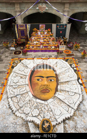 La peinture de sable géantes et de l'autel pour le Jour des Morts honorer l'artiste mexicaine Frida Kahlo, Palais du Gouverneur, Oaxaca, Mexique Banque D'Images