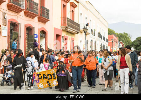 Des gens habillés en costumes traditionnels marching in Halloween parade, la Ville d'Oaxaca, Oaxaca, Mexique Banque D'Images