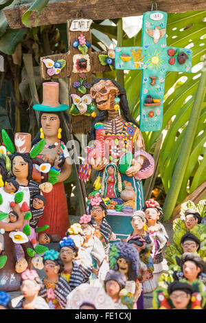 Artisanat poterie figurines exposées à l'atelier artisanal de Josefina Aguilar, Ocotlan, Oaxaca, Mexique Banque D'Images