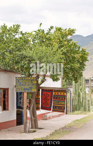 Tapis tissé à la traditionnelle vente en dehors de zapotèque atelier dans le village de Santa Ana del Valle, Oaxaca, Mexique Banque D'Images