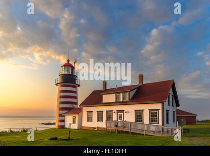 Lubec, Maine : West Quoddy Head Light à l'aube Banque D'Images