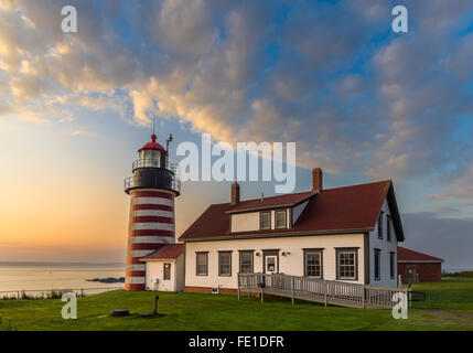 Lubec, Maine : West Quoddy Head Light à l'aube Banque D'Images