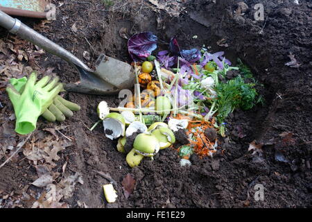 Une attente remplie de morceaux de fruits et légumes prêt pour le compostage Banque D'Images