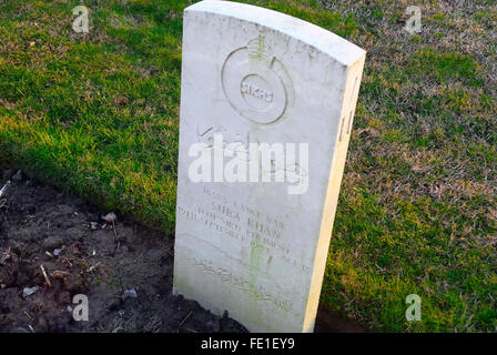 Cimetière de guerre du Commonwealth de Ravenne contient 988 sépultures de la Seconde Guerre mondiale, 63 d'entre eux identifiés. Bon nombre des soldats qui y sont enterrés étaient des Canadiens. D'autres sont des Indiens à partir de la 10e division indienne, et les Néo-Zélandais. Parmi ceux qui sont enterrés dans le cimetière sont 33 hommes de la Jewish Infantry Brigade Group qui a été formé en septembre 1944, principalement par des bénévoles de la Palestine. Tombe d'un soldat Sikh. Banque D'Images