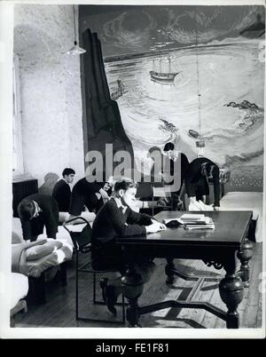 1963 - comme père. Le prince Charles ira à Gordonstoun : enfin, la nouvelle est faite : le prince Charles ira à Gordonstoun, l'ancienne école de son père sur le Morey Firth en Écosse. Au début de la session d'été, il rejoindra Windmill Lodge, une maison avec 60 garçons à l'école difficile 519-a- an, 400 élèves. Son directeur sera Mr. F.R.G. Chew, qui dirige l'école depuis 1959. L'objectif principal de Gordonstoun, fondée en 1934 par Dr Hahn, est le développement du caractère et de l'initiative, avec un fort accent sur l'autodiscipline et l'andurance physique. Il n'y a pas de raison d'excepter ce prin Banque D'Images