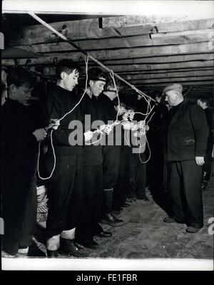 1963 - Tel père, le Prince Charles se rendra à Gordonstoun. À la dernière nouvelle, c'est out : le Prince Charles se rendra à Gordonstoun, son père l'ancienne école sur le Moray Firth en Ecosse. Au début de l'été il va rejoindre Moulin Lodge, une maison avec 60 garçons à la &pound;519 400 par an, élève de l'école difficile. Son directeur est M. F.R.G. Chew, qui a dirigé l'établissement depuis 1959. L'objectif principal de Gordonstoun, fondé en 1934 par le Dr Kurt Hahn, est le développement du caractère et l'initiative, en mettant l'accent sur l'auto-discipline et l'endurance physique. Il n'y a aucune raison de s'attendre à ce que les pri Banque D'Images